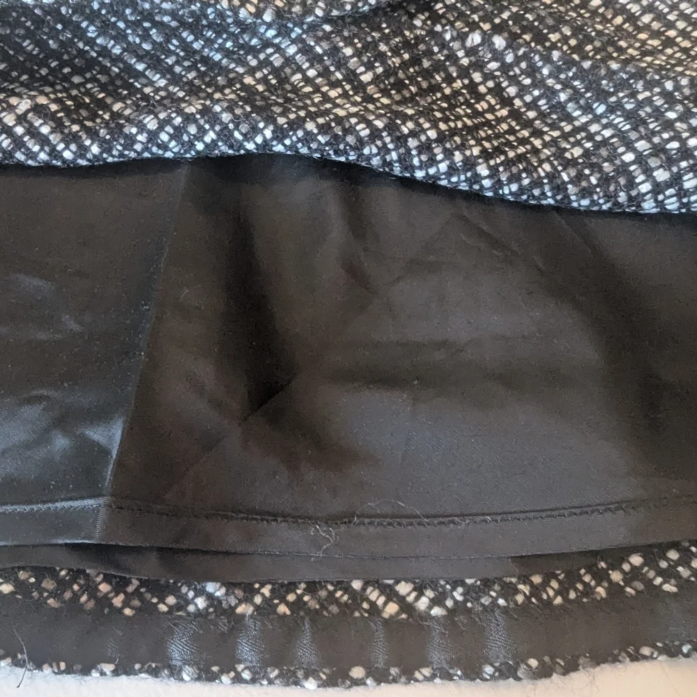 GAP Boucle Black and White Flounce Hem Size 4 Midi Skirt
